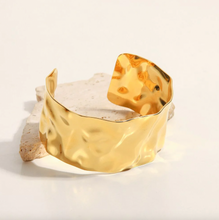 Load image into Gallery viewer, Hammered Bangle Gold
